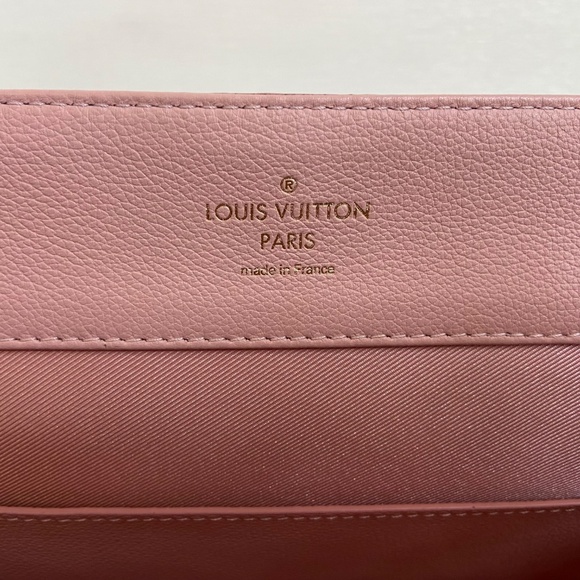 Authentic Louis Vuitton Lockme MM Rose Ballerine Pink w/ Python COA – Rare HTF - Picture 11 of 15